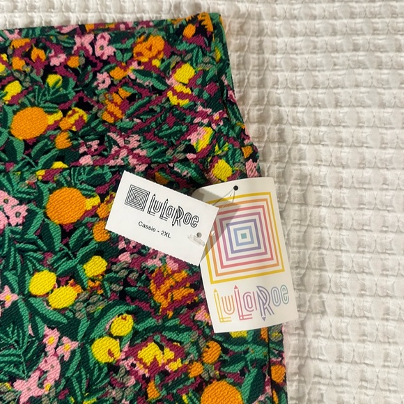 LuLaRoe Women’s Cassie Pencil Skirt/Size: 2XL /Color: Multi, Floral Design (NWT) - Picture 2 of 7